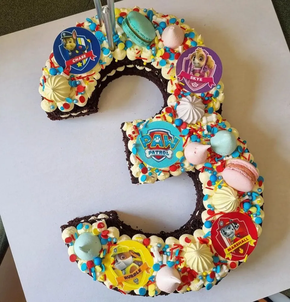 16. Huge Cake — photo inspiration