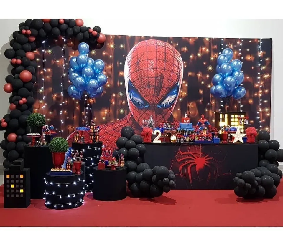 6-  Complete the party decoration with the impressive spiderman posters! — photo inspiration