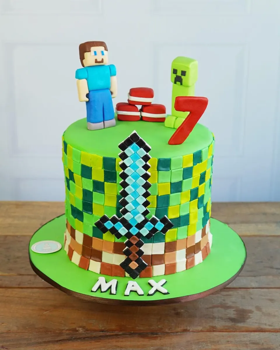 10. Minecraft Steve Cake — photo inspiration