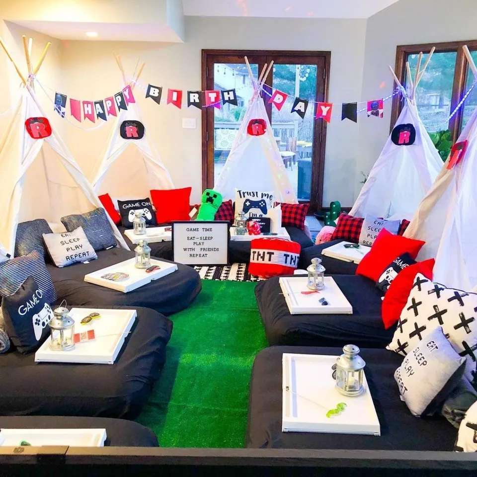 19. Roblox Party — photo inspiration