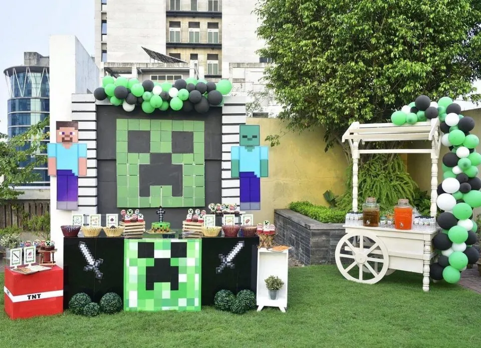 20. Minecraft Theme Birthday Cake — photo inspiration