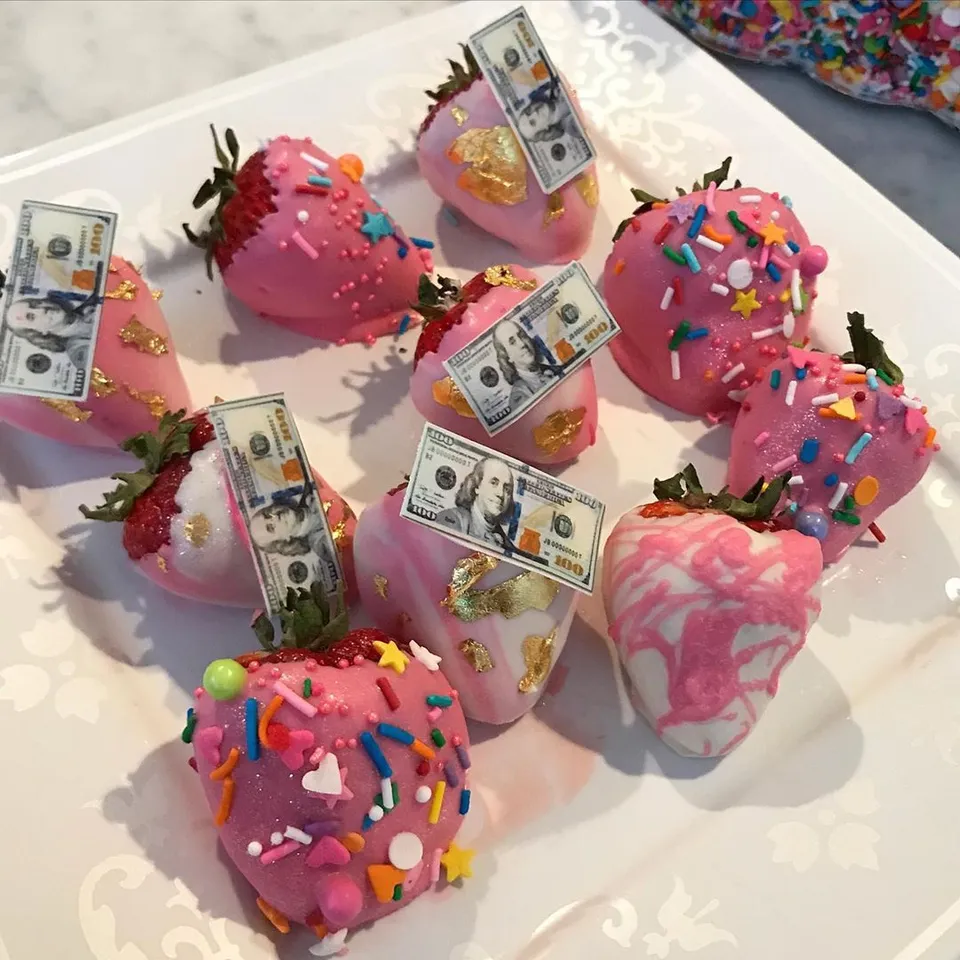 18- Prada Theme for Adult Women Birthday Party Ideas — photo inspiration