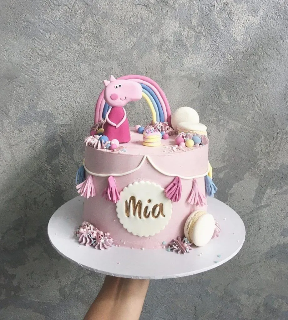 15. Peppa Pig Cake — photo inspiration