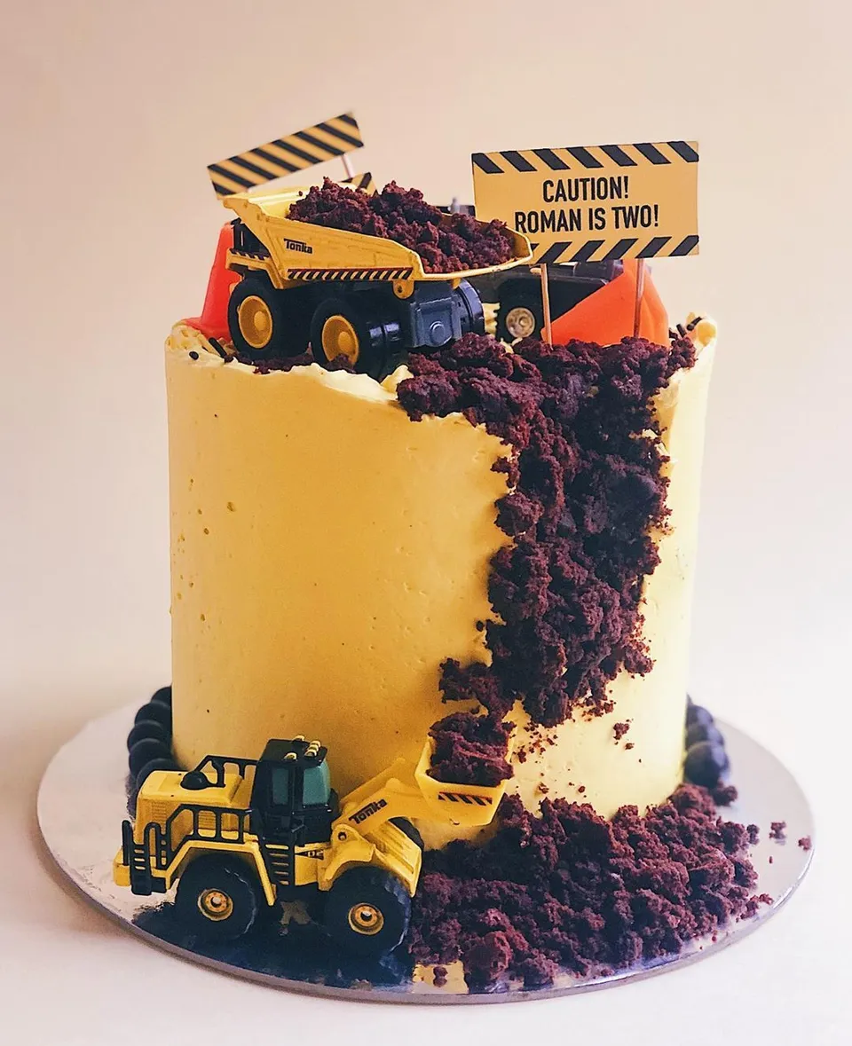 17- Get attention with construction cake! — photo inspiration