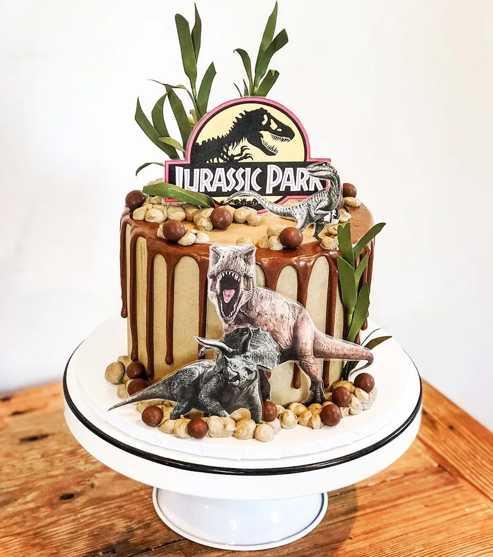 20- Get attention with the Jurrasic park theme cake! — photo inspiration