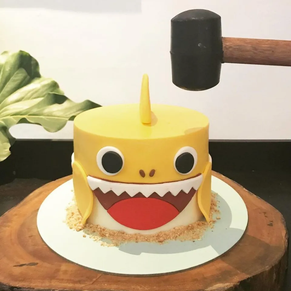 14. Sugar Dough Coated Baby Shark Cake Theme — photo inspiration